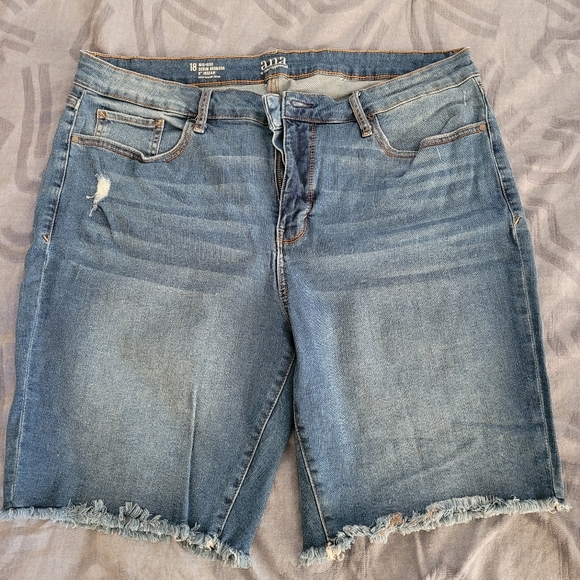 A.n.a. Jean Shorts Size 18 Distressed Blue Bermuda Denim Frayed Hem Cut Off - Picture 1 of 6